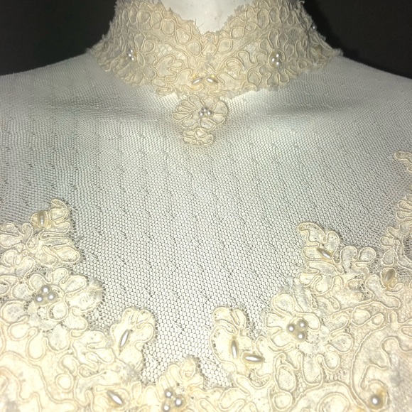 Ivory colored wedding dress - Picture 2 of 8